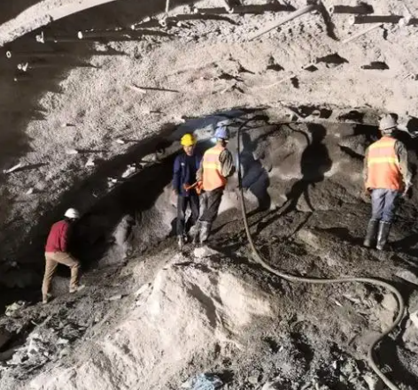 修文隧道拱顶带模注浆料，微膨胀注浆料的特点及施工工艺